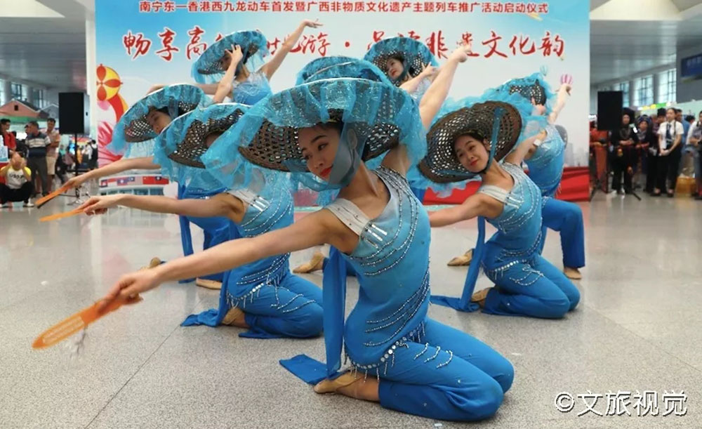 搭乘首發(fā)高鐵，海真珠珍珠粉抵達(dá)東方明珠